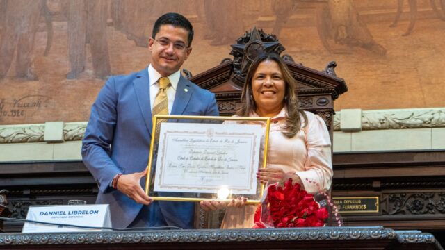 Tânia Bastos recebe o título de Cidadã do Estado do Rio de Janeiro em reconhecimento à sua trajetória política